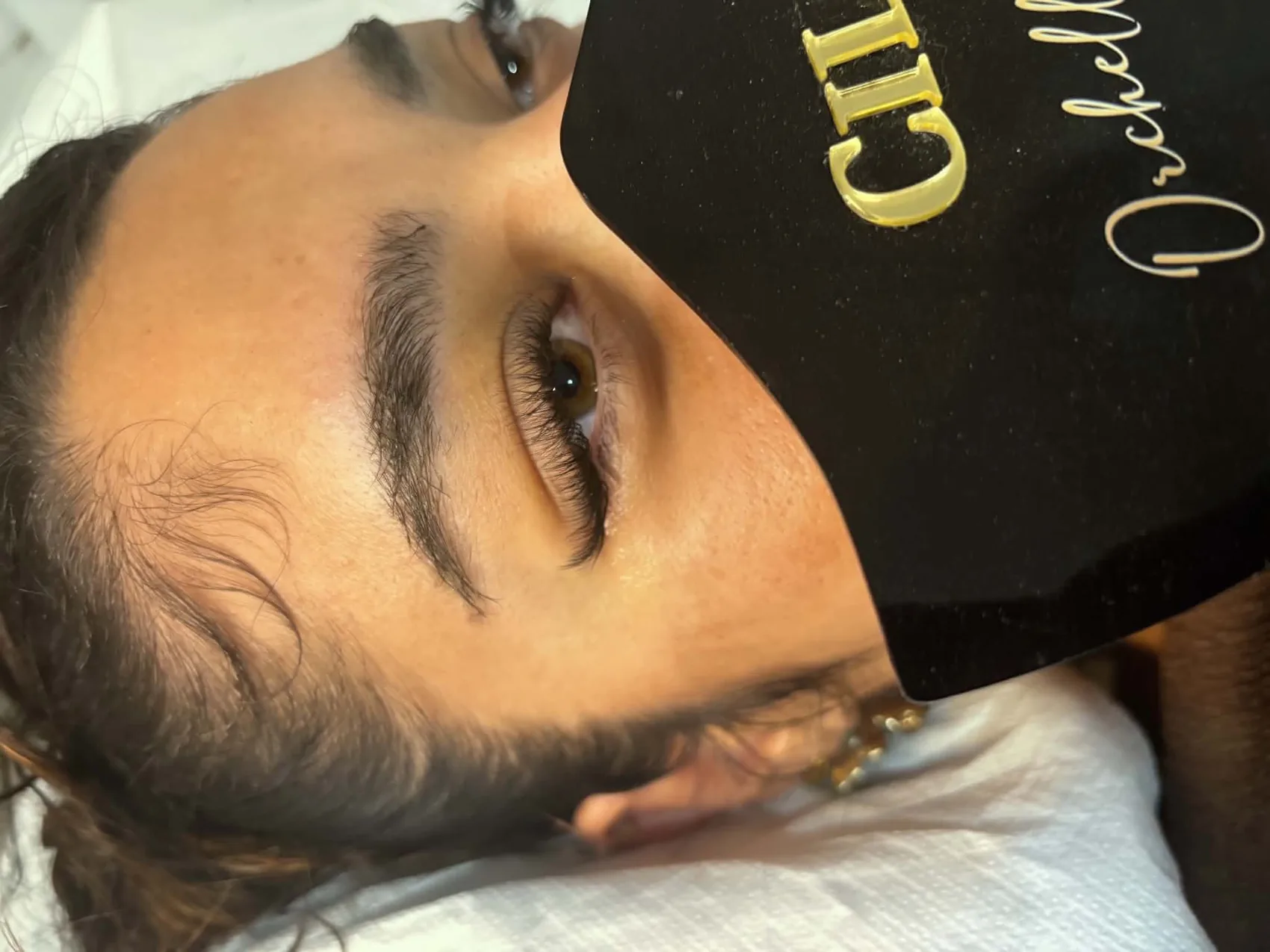 Regard après pose d'extensions de cils, masque Orchelle