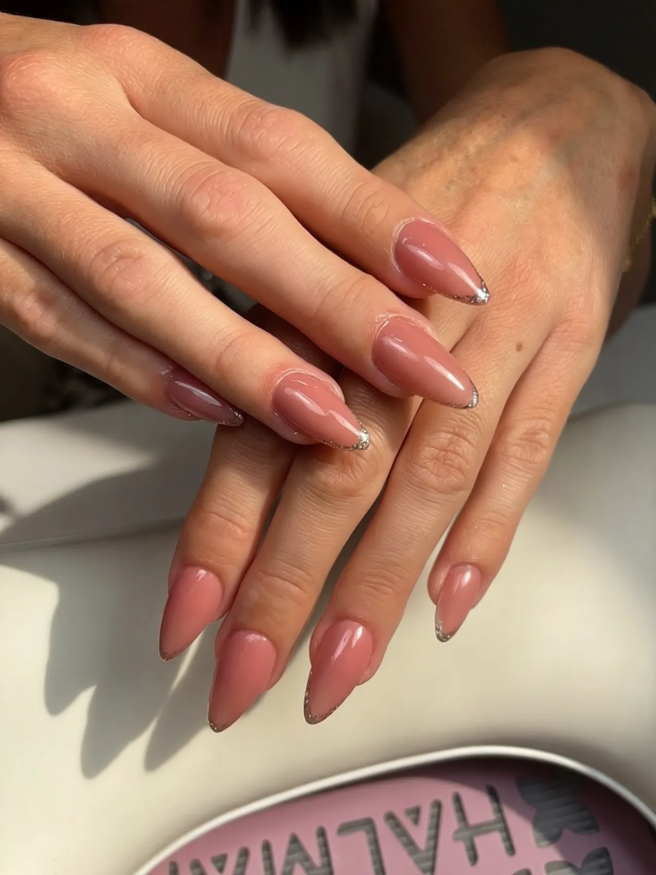 Ongles en gel amande nude avec french pailletée argentée