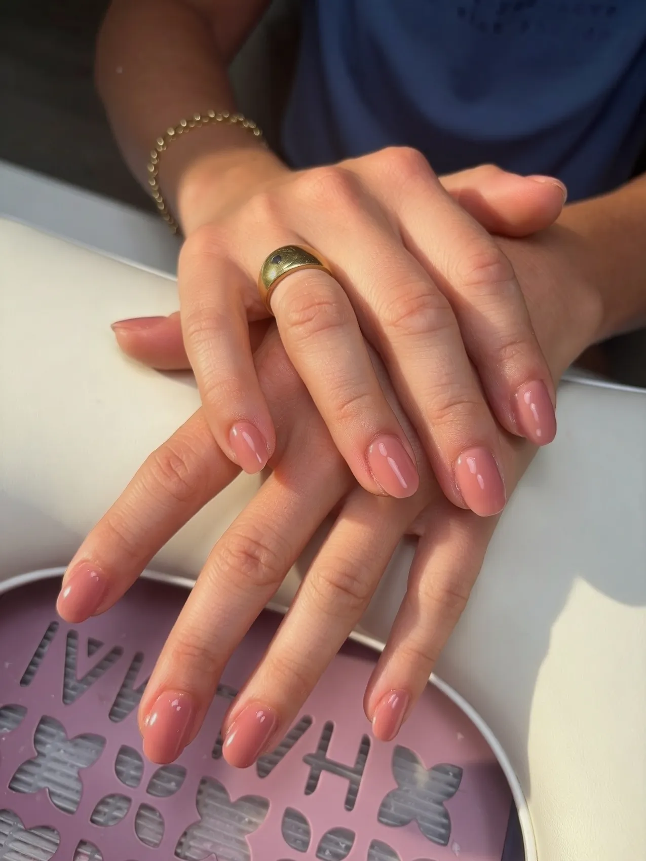 Ongles ronds nude rosé ultra brillants