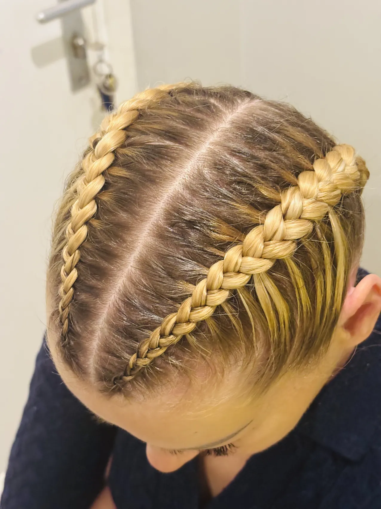 Tresses collées blondes réalisées au salon, vue du dessus